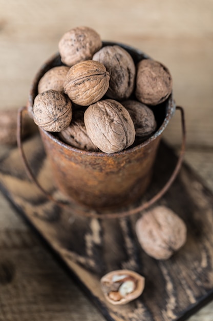 Nueces en la mesa de madera rústica. Comida, nueces