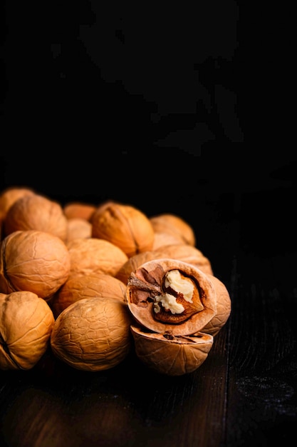 Nueces en una mesa oscura