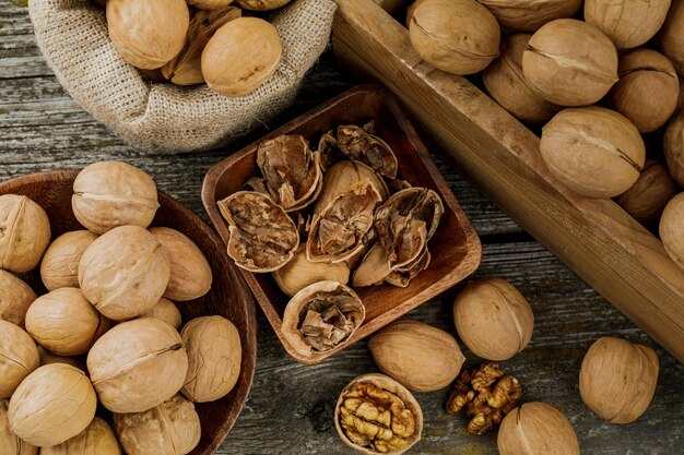 Nueces en una mesa vintage oscura nueces en un tazón de madera Comida saludablexA