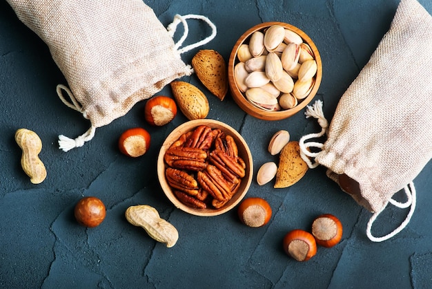 Nueces en una mesa