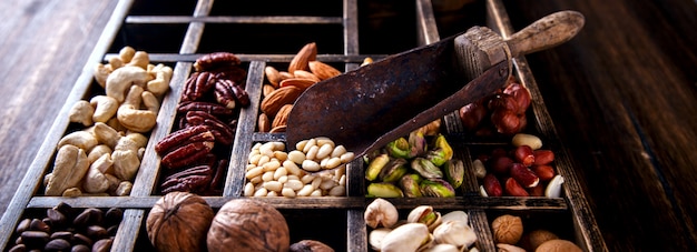 Nueces mezcladas en una caja de madera de la vendimia. Surtido