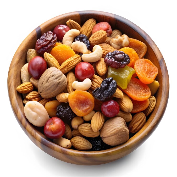 Nueces mezcladas y frutas secas en un cuenco de madera aislado sobre un fondo