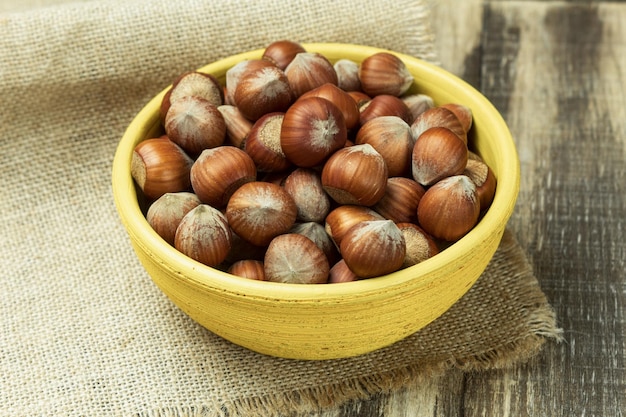 Nueces mixtas con cáscara en un tazón de cerca