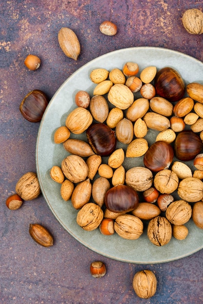 Nueces mixtas en la mesa