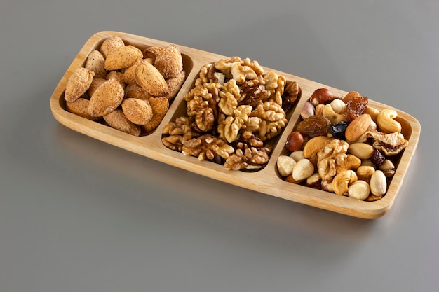 Nueces mixtas en un plato de bambú