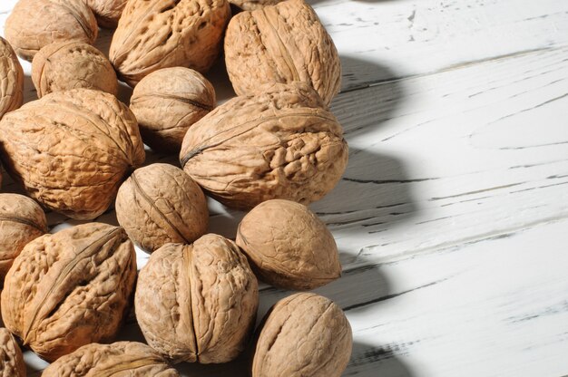 Nueces muy grandes y nueces pequeñas sobre un fondo blanco, espacio de copia