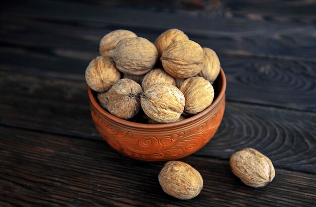 nueces, nueces en cerámica sin pelar sobre la mesa. vista desde arriba