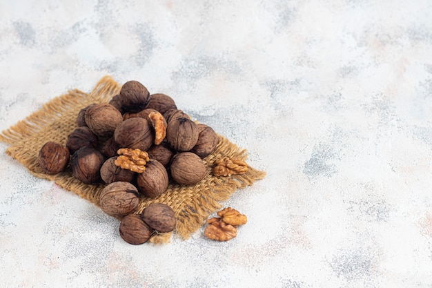 nueces orgánicas en la mesa