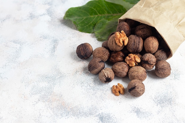 nueces orgánicas en la mesa