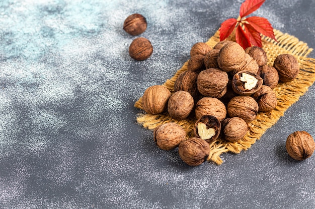 nueces orgánicas en la mesa