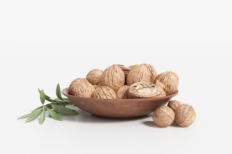 Nueces orgánicas en renderizado 3d sobre fondo blanco