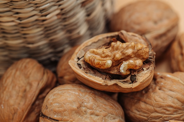 Nueces orgánicas saludables en una cesta de paja