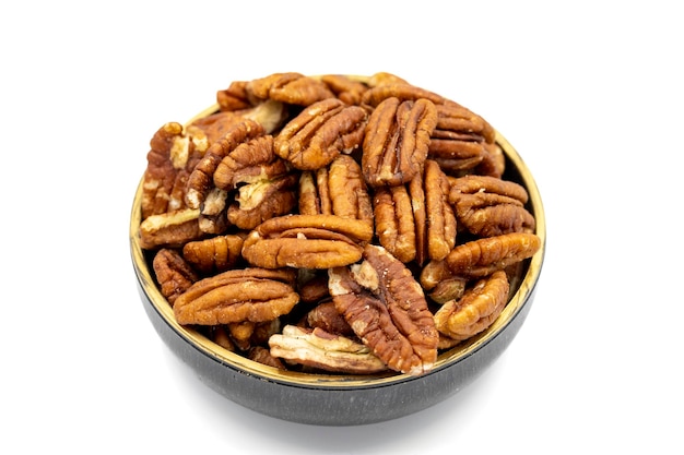 Foto nueces de pecan en fondo blanco de cerca