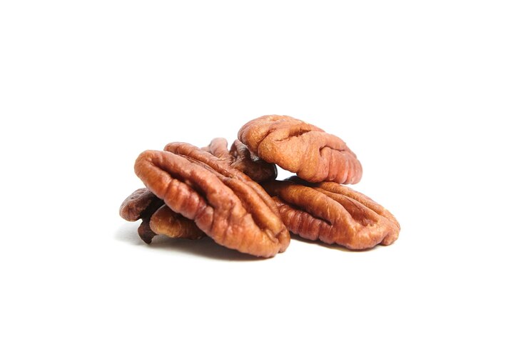 Nueces pecanas peladas aisladas sobre un fondo blanco Montón de mitades de pecanas