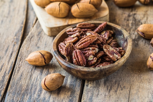 Nueces pecanas rotas y abiertas y nueces con cáscara.