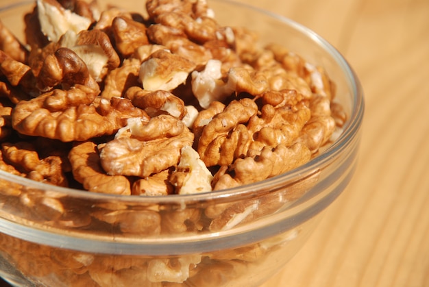 Foto nueces peladas sobre la mesa