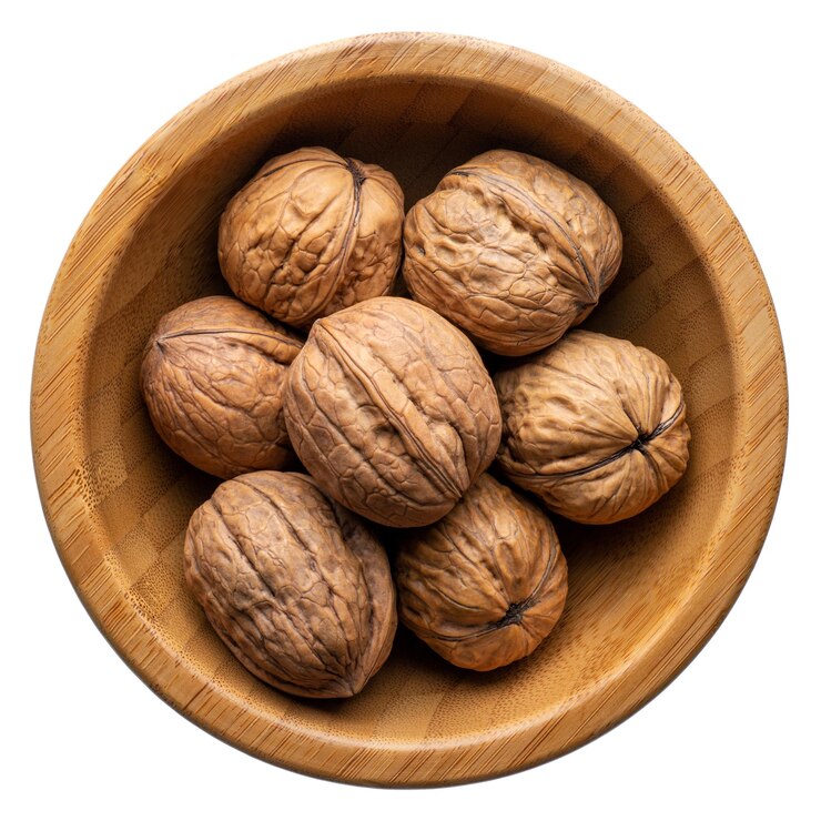 Nueces sin pelar en un cuenco redondo de madera