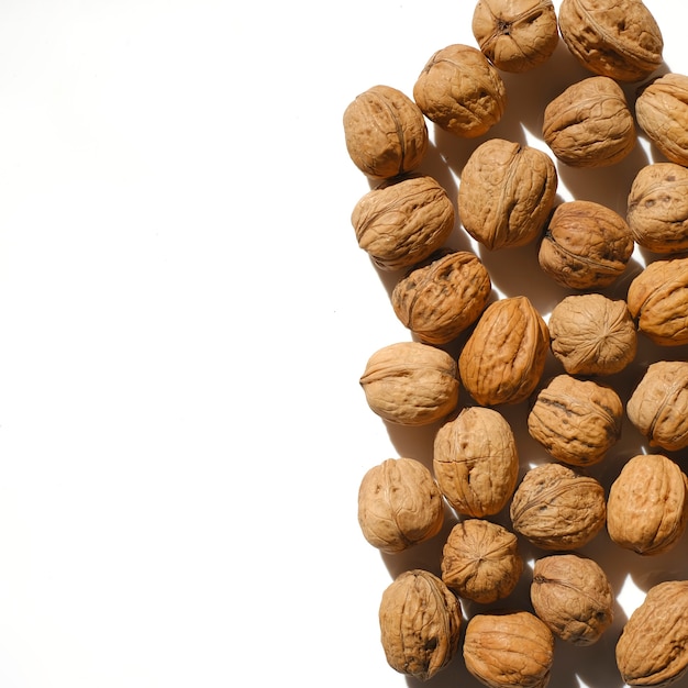 Foto nueces sin pelar sobre un fondo claro nueces y semillas grasas saludables