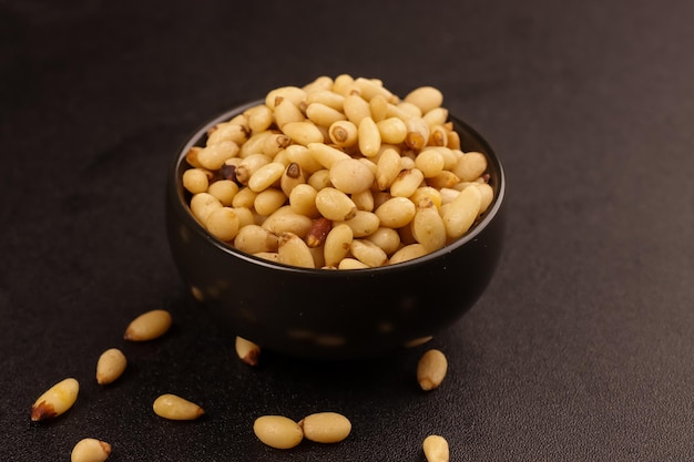 Foto nueces de pino asadas en un cuenco