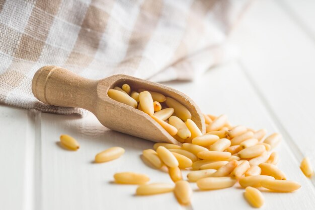 Foto nueces de pino saludables en cucharas de madera