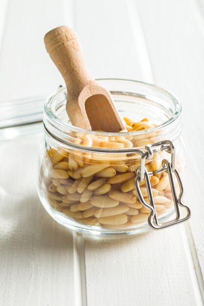 Foto nueces de pino saludables en frasco