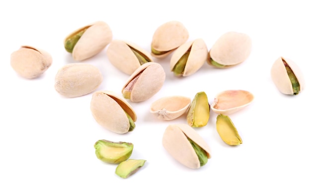 Nueces de pistacho aisladas en blanco