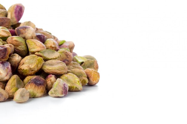 Nueces de pistacho aisladas en blanco