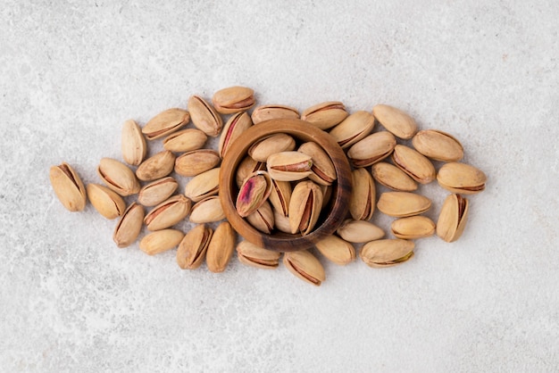 Nueces de pistacho y cuenco de mesa de mármol