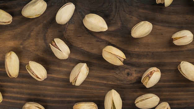 Nueces de pistacho en una mesa de madera marrón.