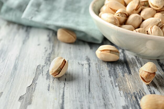 Nueces de pistacho en la mesa de madera, primer plano