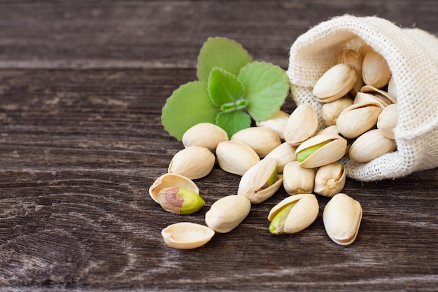 Nueces de pistacho en mesa de madera