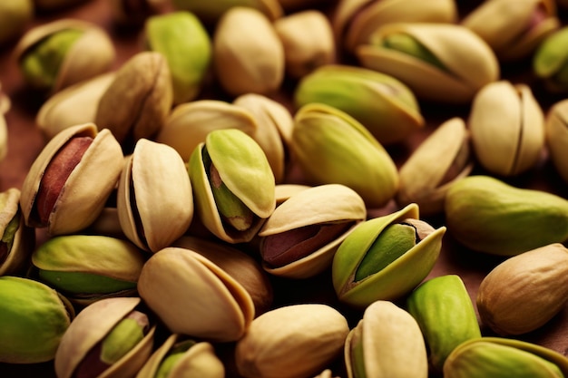 Nueces de pistacho sobre fondo de madera Concepto de alimentos saludables con IA generada