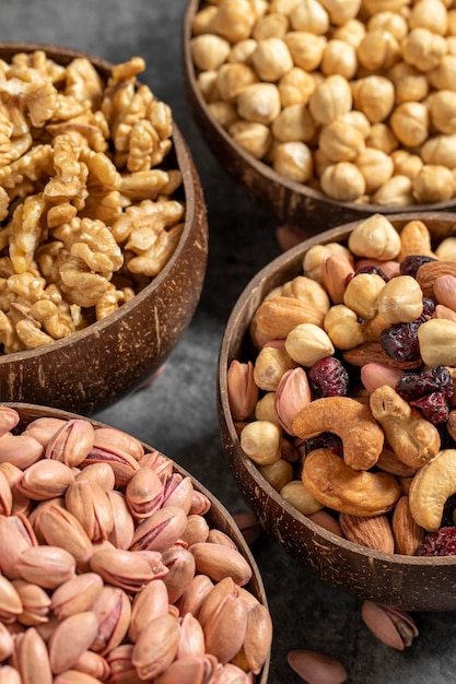 Nueces, pistachos, avellanas y nueces mixtas en un cuenco sobre un fondo oscuro