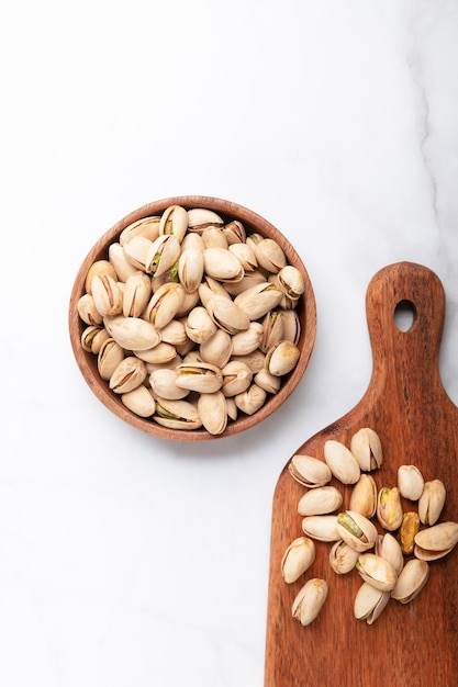 Nueces de pistachos en cuenco de madera