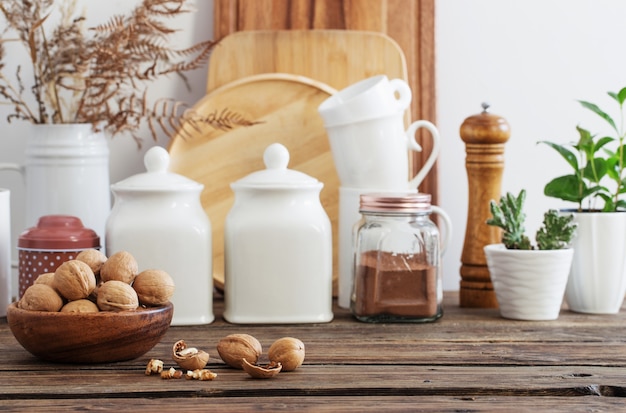 Nueces en placa de madera en la cocina