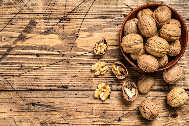 Nueces en una placa de madera y nueces