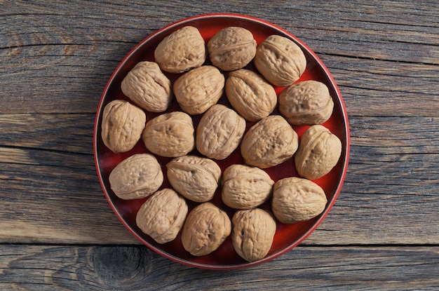 nueces en un plato