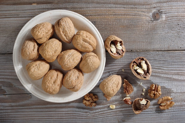 nueces en un plato