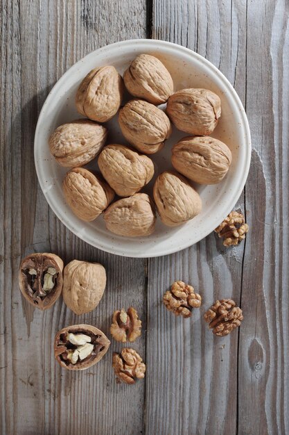 nueces en un plato