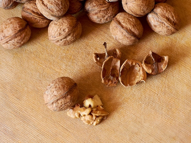 Foto nueces de primer plano en la mesa