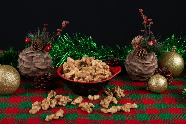 Nueces en un recipiente sobre un fondo de Navidad