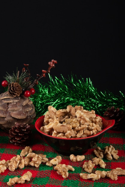 Nueces en un recipiente sobre un fondo de Navidad