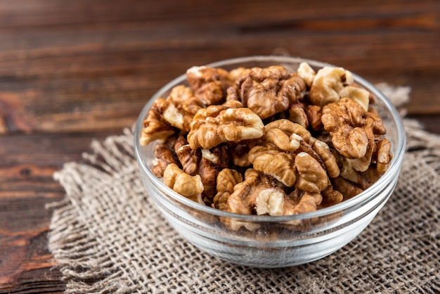 Nueces en un recipiente sobre una mesa de madera