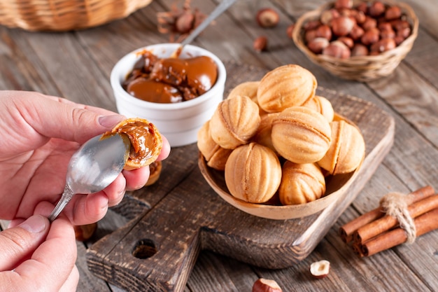 Nueces rusas caseras con leche condensada