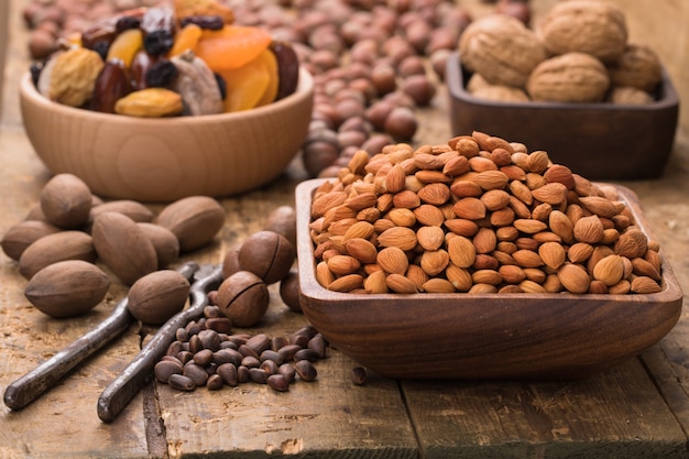 Nueces y semillas peladas en cuencos de madera