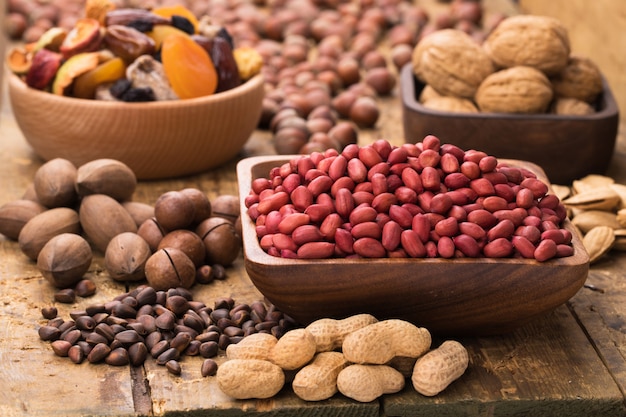 Nueces y semillas peladas en cuencos de madera