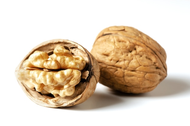 Nueces sobre un fondo blanco tuerca una fuente de vitaminas y oligoelementos útiles cerrar