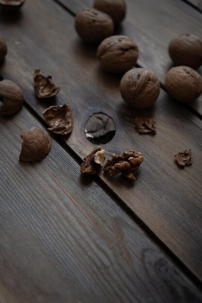 Nueces sobre fondo de madera