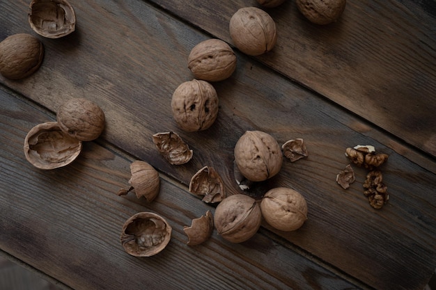 Nueces sobre fondo de madera