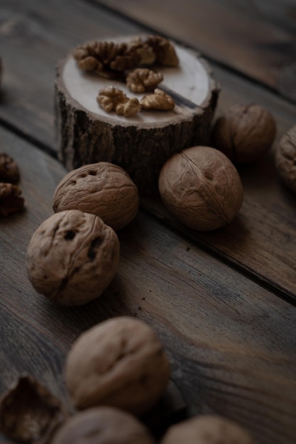 Nueces sobre fondo de madera